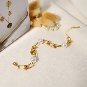 สร้อยข้อมือสแตนเลสวินเทจแบบโซ่ทองประดับมุกสำหรับผู้หญิง - Product Image 2