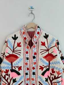 Veste Suzani en coton blanc TNT faite à la main, broderie ethnique artisanale, manteau d'hiver bohème, tenue de festival artistique, veste brodée - Product Image 5