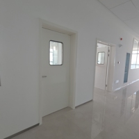 Porte double moderne pour salle d'opération - Acier revêtu HPL, résistante à l'eau, hermétique, pour usage hospitalier