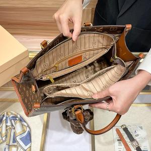 Loumixer 2026 Casual Tote Handbag for Women Plaid Large Capacity <b>Square</b> Zipper Waterproof Durable Polyester Lining Foldable - Product Image 4