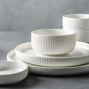 Conjunto de jantar de porcelana de luxo por atacado da China Conjuntos de pratos de grés de cerâmica dourada Conjunto de louça
