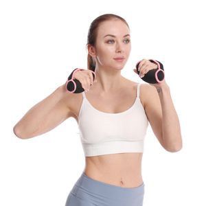 Le donne saltano la mano che tengono la sacca di sabbia morbida con manubrio braccio magro per Yoga peso corporeo manubrio - Product Image 1