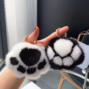 可愛いファッションソフトキーホルダー高級感あふれる素敵なクマの手型キーリングキュートな猫足型ぬいぐるみうさぎの毛皮ポンポンプレミアム品質ポンポン - Product Image 1