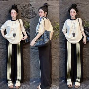 طقم نسائي كاجوال عصري من قطعتين على الطراز الكوري، تصميم صيفي جديد فضفاض بأكمام قصيرة وبنطلون واسع الساقين بثلاثة خطوط - Product Image 3