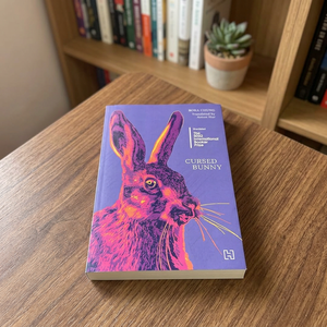 Conejito maldito de Bora Anton Chung Hur, libro en inglés de formato paperback, colección de terror y realismo mágico. - Product Image 3