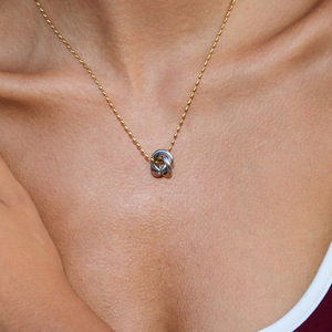 Collier en acier inoxydable avec design entrelacé, chaîne à perles dorées, plaqué or 18 carats, pendentif élégant pour un look tendance - Product Image 2