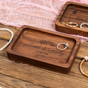 Plato <span class=keywords><strong>de</strong></span> anillo <span class=keywords><strong>de</strong></span> <span class=keywords><strong>madera</strong></span> rectangular personalizado, soporte <span class=keywords><strong>de</strong></span> anillo <span class=keywords><strong>de</strong></span> compromiso, plato <span class=keywords><strong>de</strong></span> anillo <span class=keywords><strong>de</strong></span> boda personalizado, regalo <span class=keywords><strong>de</strong></span> boda <span class=keywords><strong>de</strong></span> <span class=keywords><strong>aniversario</strong></span> <span class=keywords><strong>para</strong></span> recién casados - Product Image 4