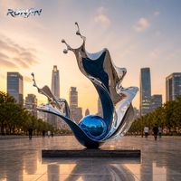 Sculpture abstraite en acier inoxydable poli miroir, motif éclaboussures d'eau, boule bleue bicolore, art de place publique extérieur, fabrication sur mesure