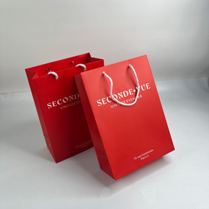 Sacs en papier rouge mat avec estampage à chaud blanc - Sacs shopping personnalisés pour boutiques, vins et cosmétiques - Product Image 1