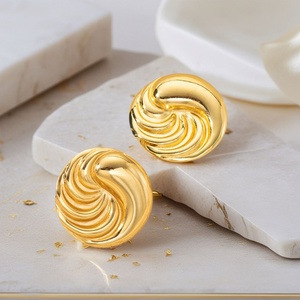 Boucles d'oreilles étoiles personnalisées en acier inoxydable doré de haute qualité, plaquées or 14 carats, bijoux tendance pour femmes - Product Image 3