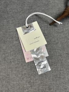 Etiquetas Personalizadas para Ropa con Logotipo |   Etiqueta Colgante Premium Impresa para Marcas de Ropa - Product Image 1