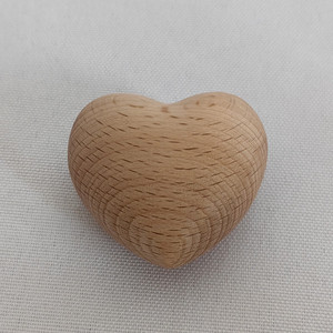 Décoration en bois de hêtre massif en forme de cœur dodu, couleur naturelle, découpe CNC pour <span class=keywords><strong>les</strong></span> occasions de Diwali <span class=keywords><strong>et</strong></span> de sympathie - Product Image 1