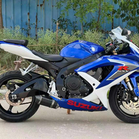 Moto sportive Suzuki GSX-R600 d'occasion avec moteur quatre cylindres en ligne d'origine refroidi par eau. Accélérateur électronique, modes de puissance, excellent état.