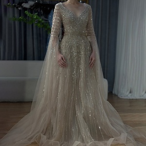 Vestidos de Noche Largos Árabes <span class=keywords><strong>con</strong></span> Cuello en V Azul, Adornados <span class=keywords><strong>con</strong></span> Cuentas, <span class=keywords><strong>con</strong></span> Mangas Tipo <span class=keywords><strong>Capa</strong></span>, Serene Hill LA72750, Elegantes Vestidos para Ocasiones Formales - Product Image 3