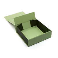 Conception personnalisée Paquet cadeau de carton rigide à capuche magnétique pliable plat Boîte de papier pour vêtements Fabricant de chaussures
