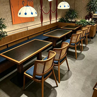 Ensemble de salle à manger sur le thème de la nature sauvage avec chaises en bois pour restaurants modernes, bistrots, hôtels et espaces de restauration décontractés