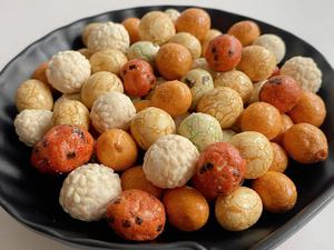 Cacahuetes Tostados al Estilo Japonés Hanwei |   Bolas de Cacahuete Horneadas Crujientes |   Snack Asiático Salado con Sabores Mixtos, Certificado Kosher y Halal - Product Image 2