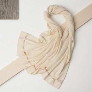 Bufanda de Cachemira de Color Sólido para Invierno, con Diseño Calado y Hilo Metálico, Cálida y a la Moda, Tipo Chal, Venta al por Mayor - Product Image 1