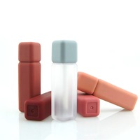 Emballage cosmétique de couleur rose mat carré à surface douce au toucher Tube de brillant à lèvres