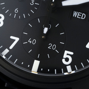 Kast van zwart titaniumlegering, met een wijzerplaat met drie wijzers en een kalenderweergavefunctie. Automatisch mechanisch herenhorloge. - Product Image 3