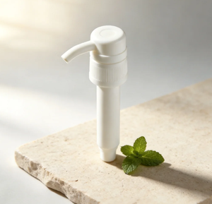 Bomba Dosificadora de Jarabe Blanca 28/410 de 5cc, 8cc, 10cc, de Plástico Liso de Grado Alimenticio, Sin Atascos, OEM para Botellas Comerciales de Jarabe de Café - Product Image 1