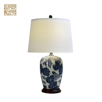 Lampe de table moderne en porcelaine chinoise électrique, abat-jour en forme de fleur bleue et blanche, meilleur prix