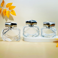 Bouteille de parfum de luxe en verre avec logo personnalisé 70ml/50ml en forme de cylindre de pulvérisateur à pompe pour emballage de diffuseur Application d'eau bouillante