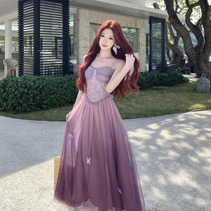 Vestido Maxi de Tul Morado Estilo Vacacional con Degradado de Color, Tirantes Finos y Apliques de Mariposa para Atuendos de Cuento de Hadas - Product Image 1