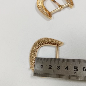 Hebilla de cinturón rectangular martillada con borde plateado de 30/<span class=keywords><strong>31</strong></span> mm (<span class=keywords><strong>1.18</strong></span> pulgadas), con barra central semicircular dorada de un solo pasador, de aleación, ecológica y sin níquel. - Product Image 5