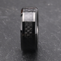 Vente en gros d'alliances IP noir pour hommes Bague de fiançailles en carbure de tungstène avec bordure biseautée en fibre de carbone noire Comfort Fit