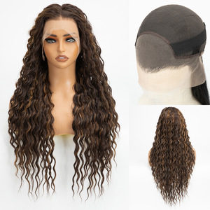 戴假发时，女士有一头长卷发。 她穿着合成纤维制成的衣服。 - Product Image 5