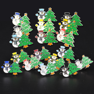 Broche en émail personnalisée pour hommes et femmes, chapeau, <span class=keywords><strong>pull</strong></span>, mignon, dessin animé, épingles de revers, broche d'arbre de noël - Product Image 1