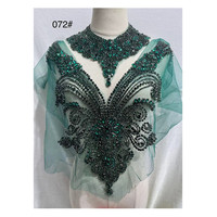 Robe de mariée artisanale lourde et écologique, cousue à la main, avec de grands découpes, en maille 3D et strass en verre pour vêtements