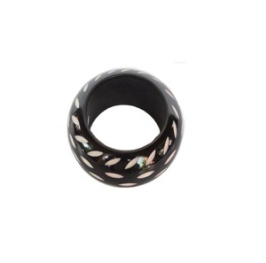 Anillo de Servilleta Moderno de Resina con Patrones Tallados, Disponible en Otros Colores, Porta Servilletas para Mesa - Product Image 1