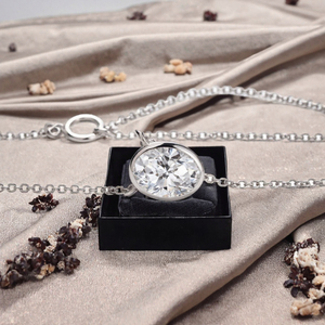 Collier élégant pour femme, style flamboyant, serti clos, en or blanc 10 carats, avec diamant ovale de laboratoire 1,05 carat, couleur D Fancy Light - Product Image 2