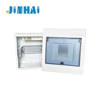 Boîtier de distribution encastré encastrable avec base métallique et porte en plastique mat, pour distribution électrique quatre fils