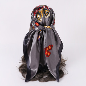 Vente en gros d'écharpes classiques en satin de créateur de qualité américaine Écharpe Hijab Écharpe à fleurs en satin de soie peint - Product Image 4