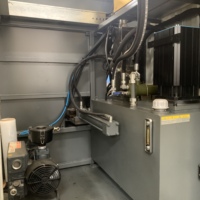 Machine d'injection verticale de caoutchouc avec écran tactile PLC, moteur de pompe, force de serrage de 4000KN, volume d'injection de 4000cc, facile à utiliser