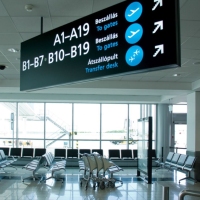 Boîte à lumière LED rectangulaire à fixation au plafond avec cadre en aluminium pour signalétique directionnelle intérieure des halls d'arrivée et de départ d'aéroports (personnalisable)