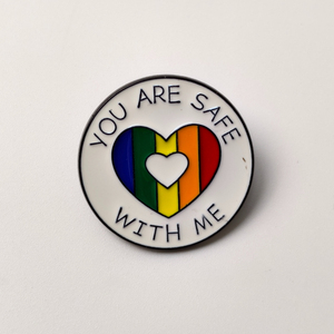 Broche de Moda con la Frase "YOU ARE SAFE WITH ME", Broche Redondo con Letras en Inglés y Corazón Arcoíris para la Comunidad LGBTQ+ o <span class=keywords><strong>Aliados</strong></span>. - Product Image 5