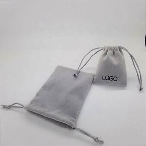 Pochette en velours gris recyclable et anti-poussière personnalisée pour bijoux avec cordon de serrage pour cadeaux promotionnels - Product Image 4
