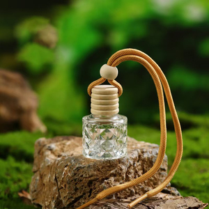 MOQ bajo Venta caliente colgante 5ml 8ml 10ml tapa de madera botella de Perfume de coche botella difusora de coche varias formas - Product Image 1