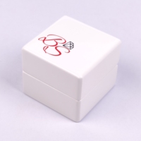 Boîte à bijoux carrée en bois blanc laqué avec intérieur en velours, logo personnalisé, couvercle à charnière pour demande en mariage, emballage de vente au détail et cadeau
