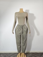 Combinaison Streetwear Femme à Capuche Demi-Zip avec Bordure en Fausse Fourrure, Manches Longues, Coupe Ajustée, Jambes Évasées, en Coton Spandex, Tenue Tendance pour l'Automne