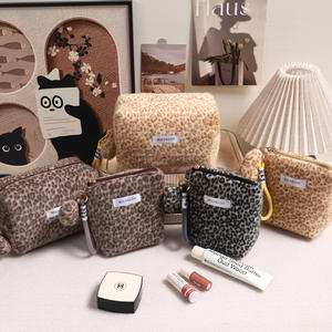 Serviette Douce et Tendance à Motif Léopard, Grande Capacité, Portable, avec Fermeture Éclair, pour <span class=keywords><strong>Femme</strong></span>, Idéale pour le Rangement et les Voyages, Automne Hiver - Product Image 3