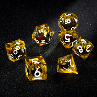 Ensemble de 7 dés polyédriques DND à noyau liquide en résine transparente jaune, faits à la main, à bords tranchants, pour jeux de rôle (RPG) et jeux de société (TRPG)