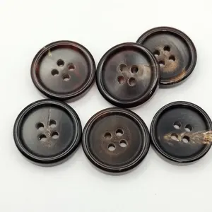 पर्यावरण के अनुकूल काले नकल हॉर्न बटन गुणवत्ता सुनिश्चित 4 छेद लक्जरी कपड़े के लिए बैल सींग का बटन