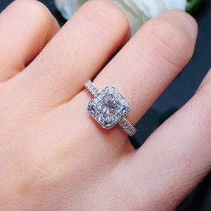 Anello classico con pietra quadrata geometrica per donna, elegante gioiello alla moda per l'indice - Product Image 2