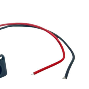 La configuración de 3 pines proporciona una interfaz eléctrica estable. Puerto de carga XLR de 3 pines. - Product Image 3