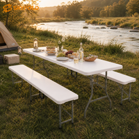 Ensemble table et banc pliables en plastique imperméable, robustes, peu encombrants et faciles à nettoyer pour l'utilisation dans le jardin ou la cour.